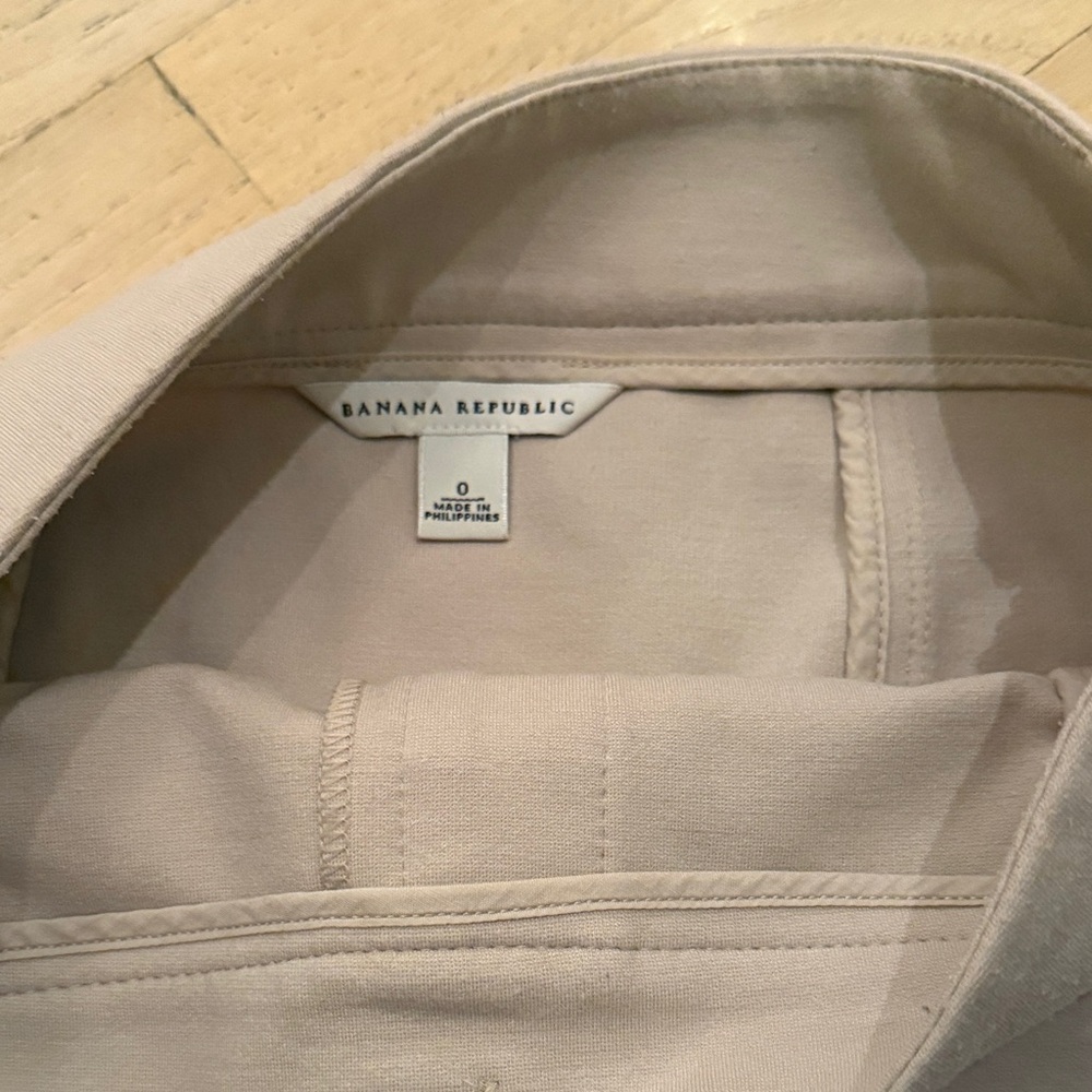 Banana Republic Button-Front Cream Pencil Skirt with Patch Pockets - Picture 2 of 6